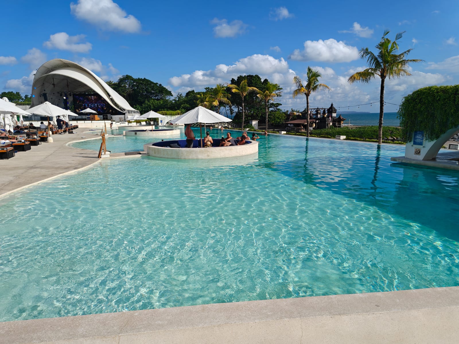 Infinity pool Cafe del Mar Bali pada siang hari