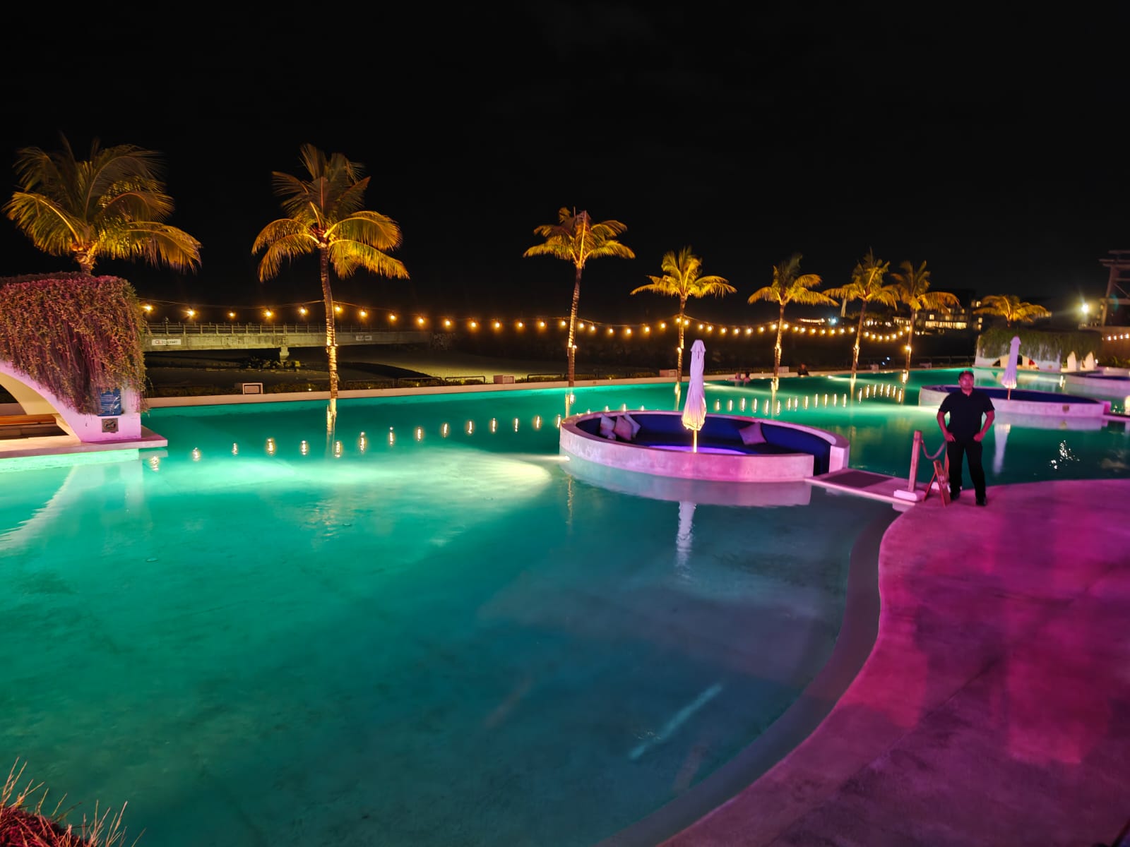 Pool Cafe del Mar Bali dengan lighting malam