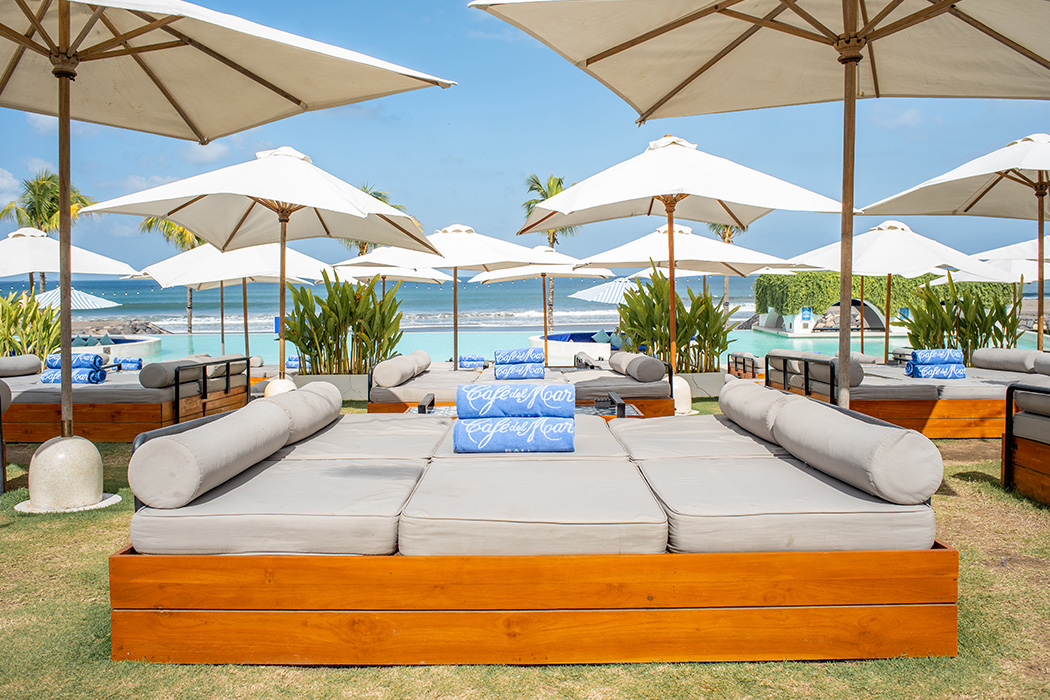Grass Daybed dan suasana siang di Cafe del Mar Bali