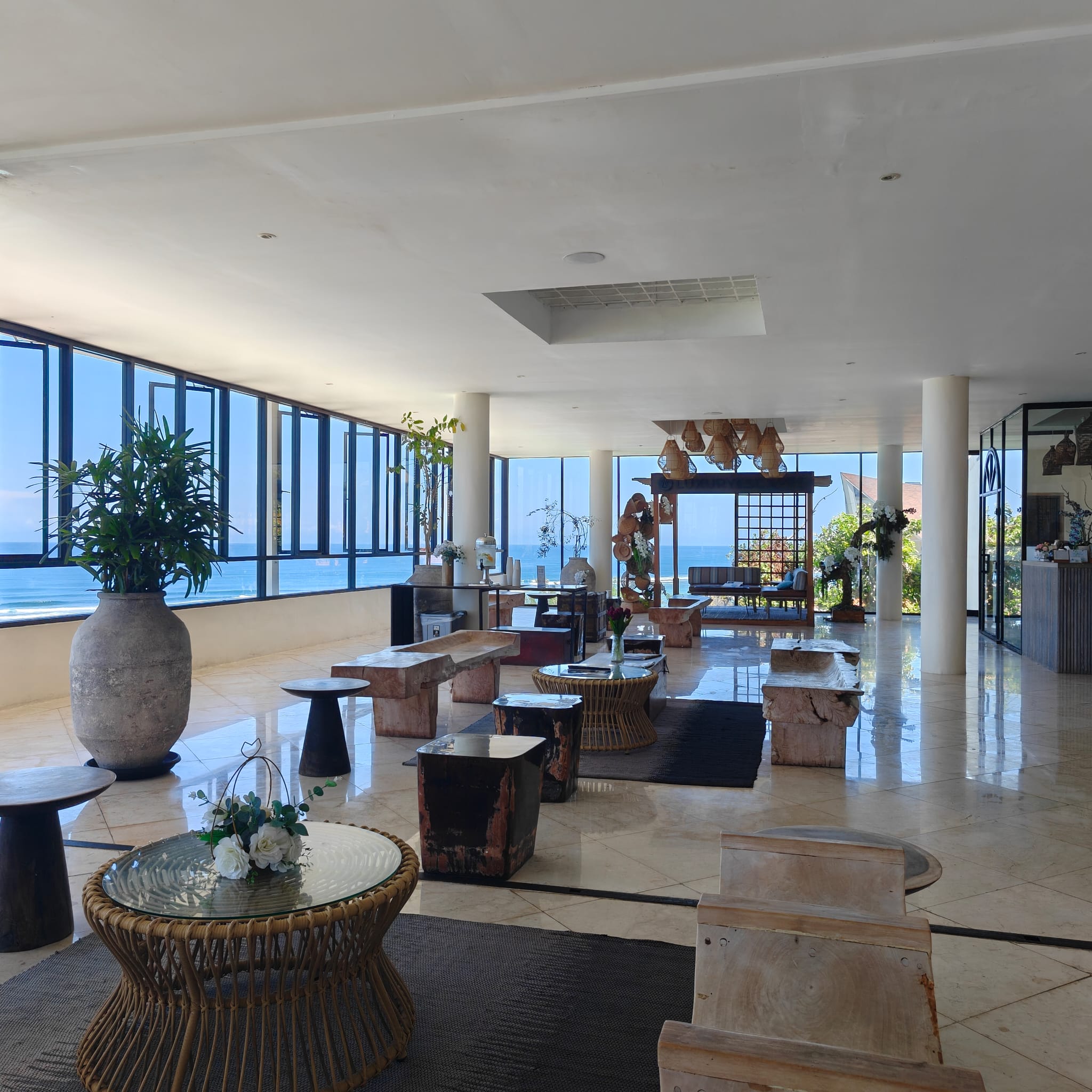 Lounge Indoor Menghadap Laut