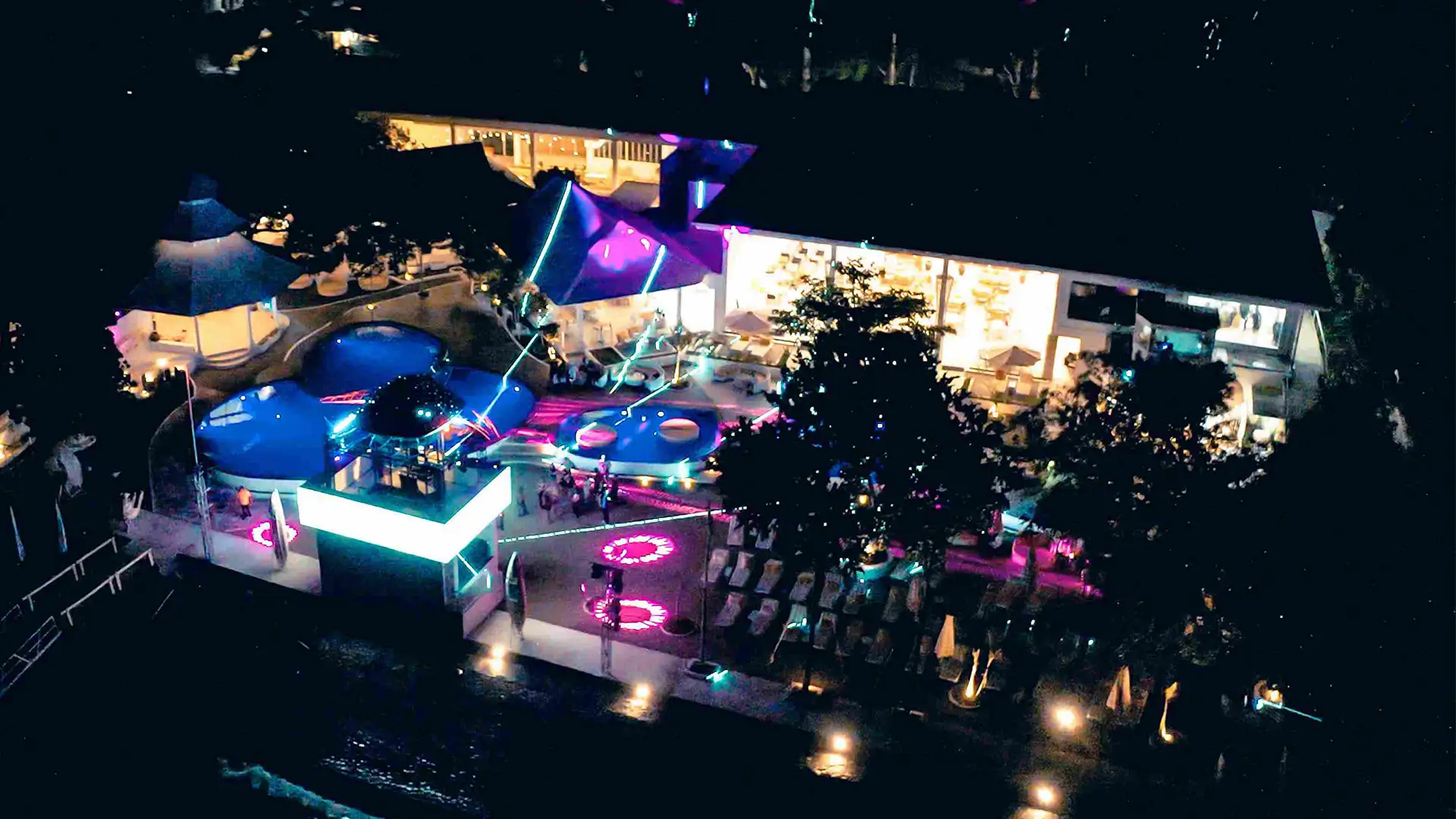 夜の会場全景