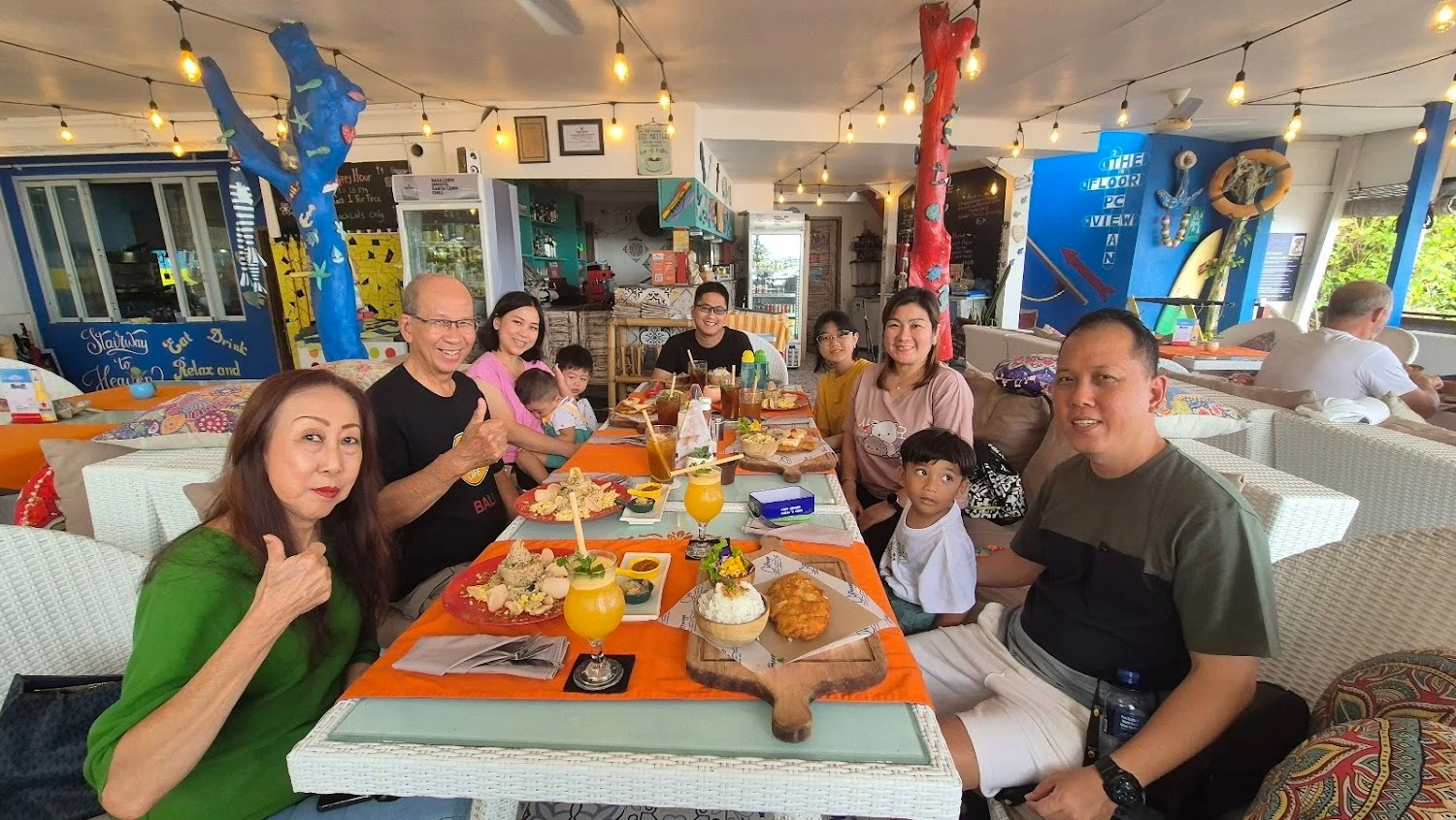 Cliffhanger Bali Restaurant — ダイニングで食事を楽しむ雰囲気