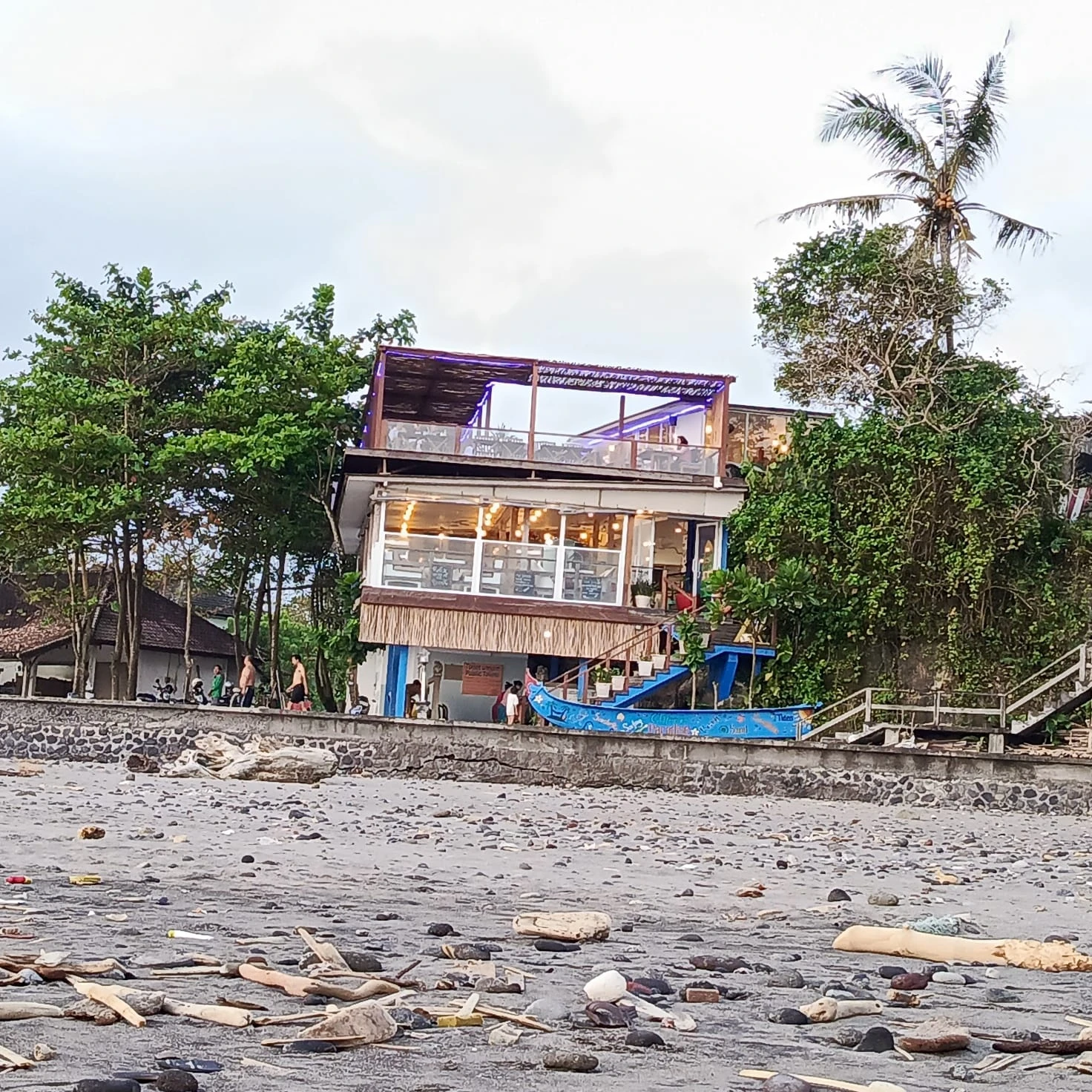 Cliffhanger Bali Restaurant — 海側から見た建物
