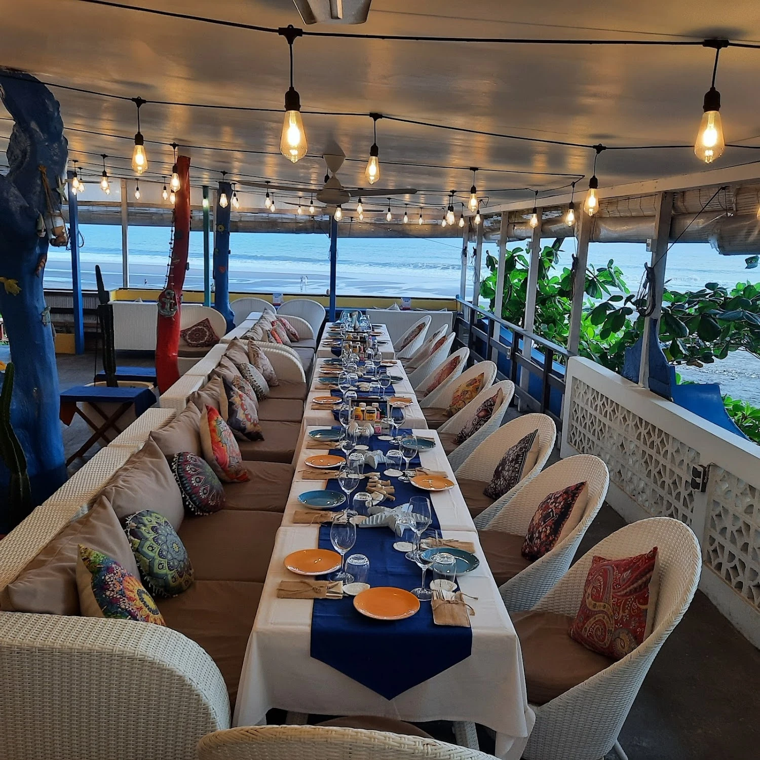 Cliffhanger Bali Restaurant — 時間帯で変わる会場の風景