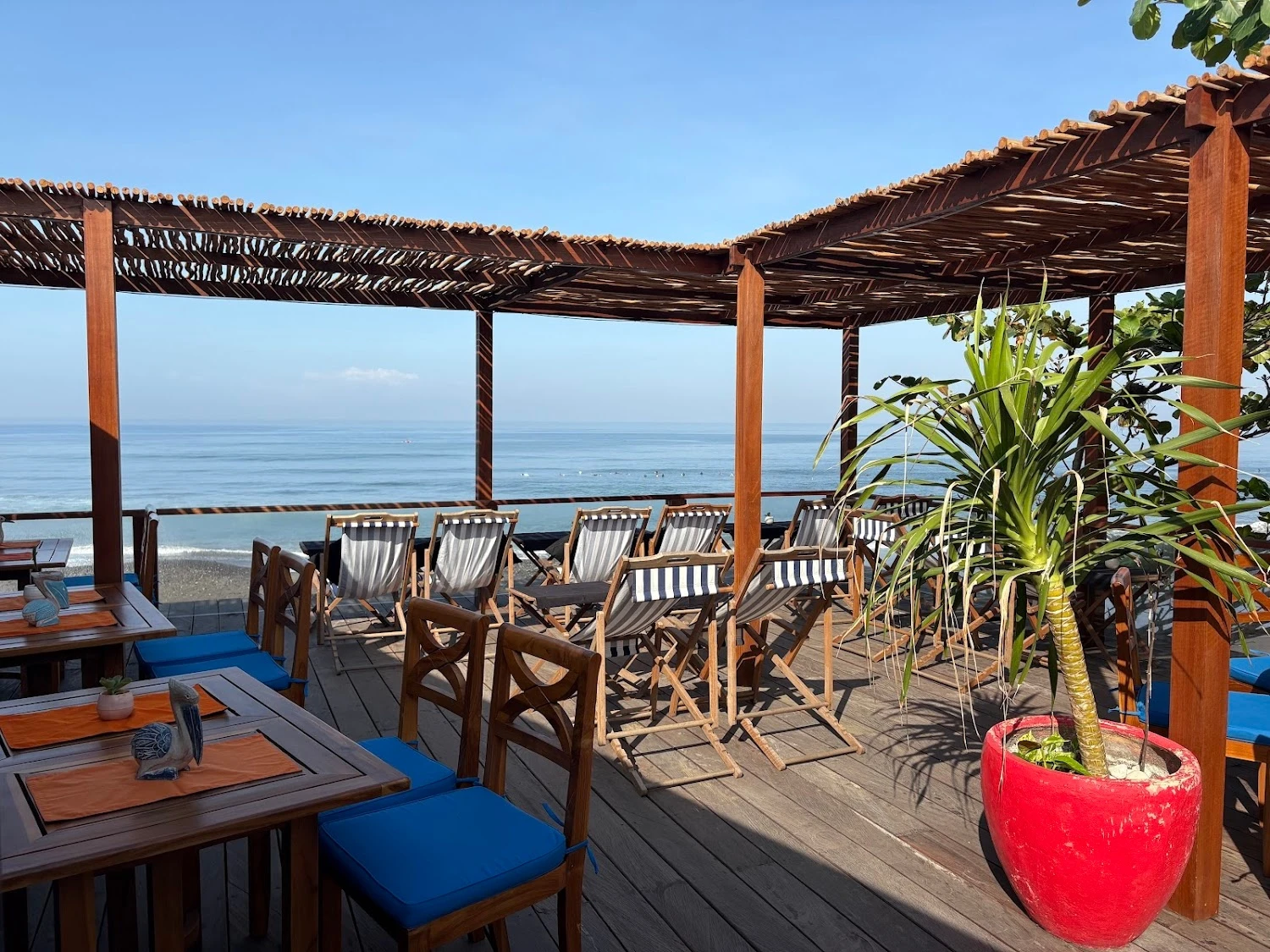 Cliffhanger Bali Restaurant — 会場の雰囲気