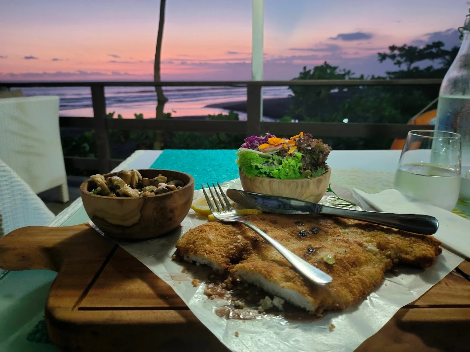 Cliffhanger Bali Restaurant — 夕景とディナー