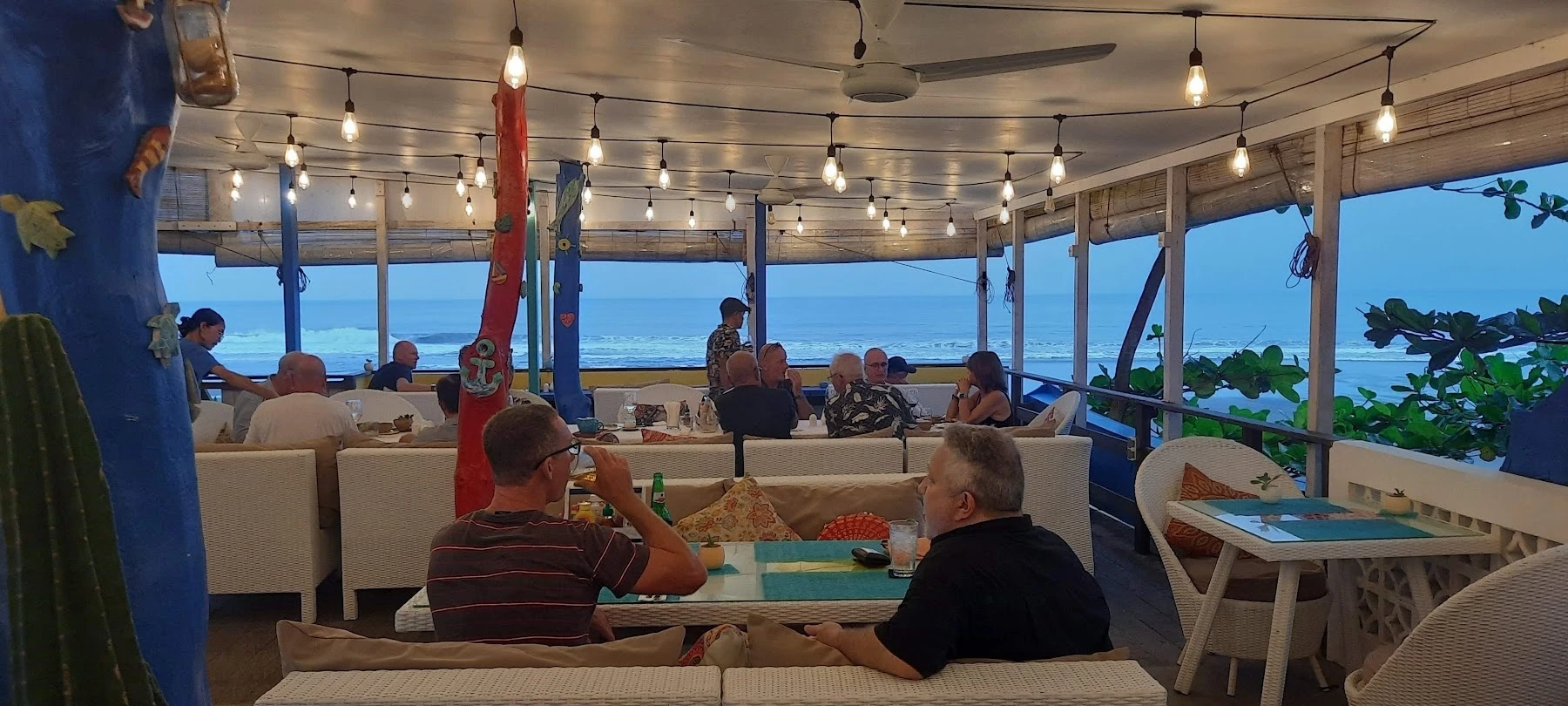 Cliffhanger Bali Restaurant — 灯りがともる夕方の店内