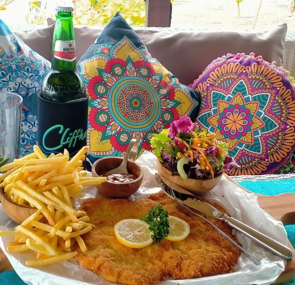 魚料理とフライドポテト