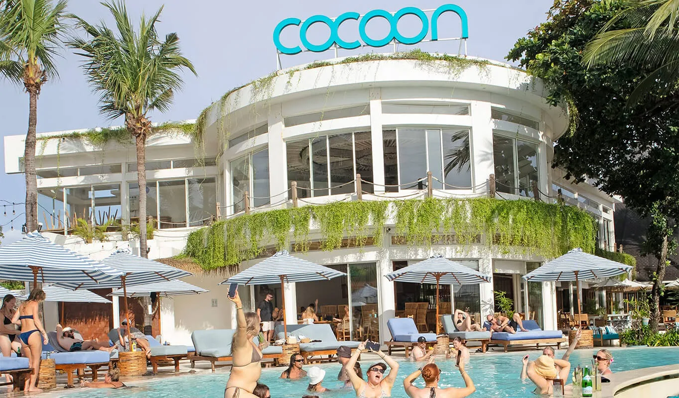 Cocoon Day Club — Kolam di depan bangunan