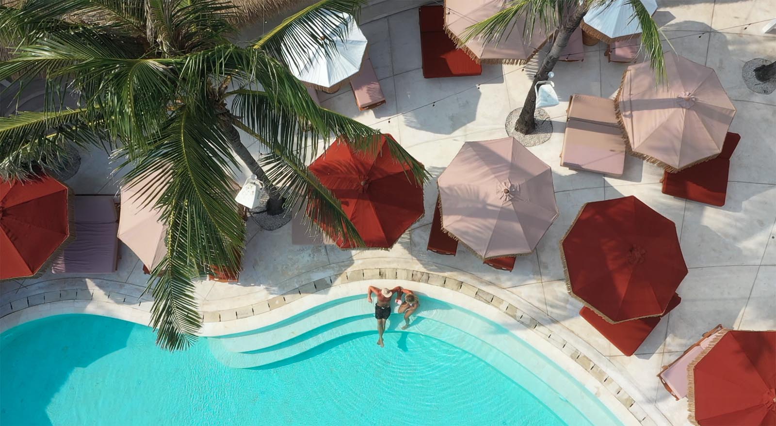 Cocoon Day Club — Siang hari di kolam