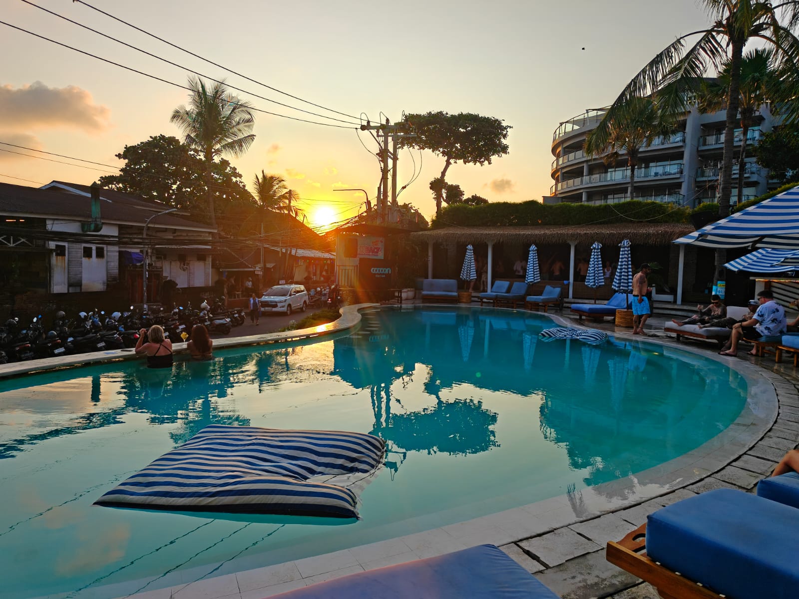 Pool menjadi pusat venue, dengan makanan dan minuman dekat.