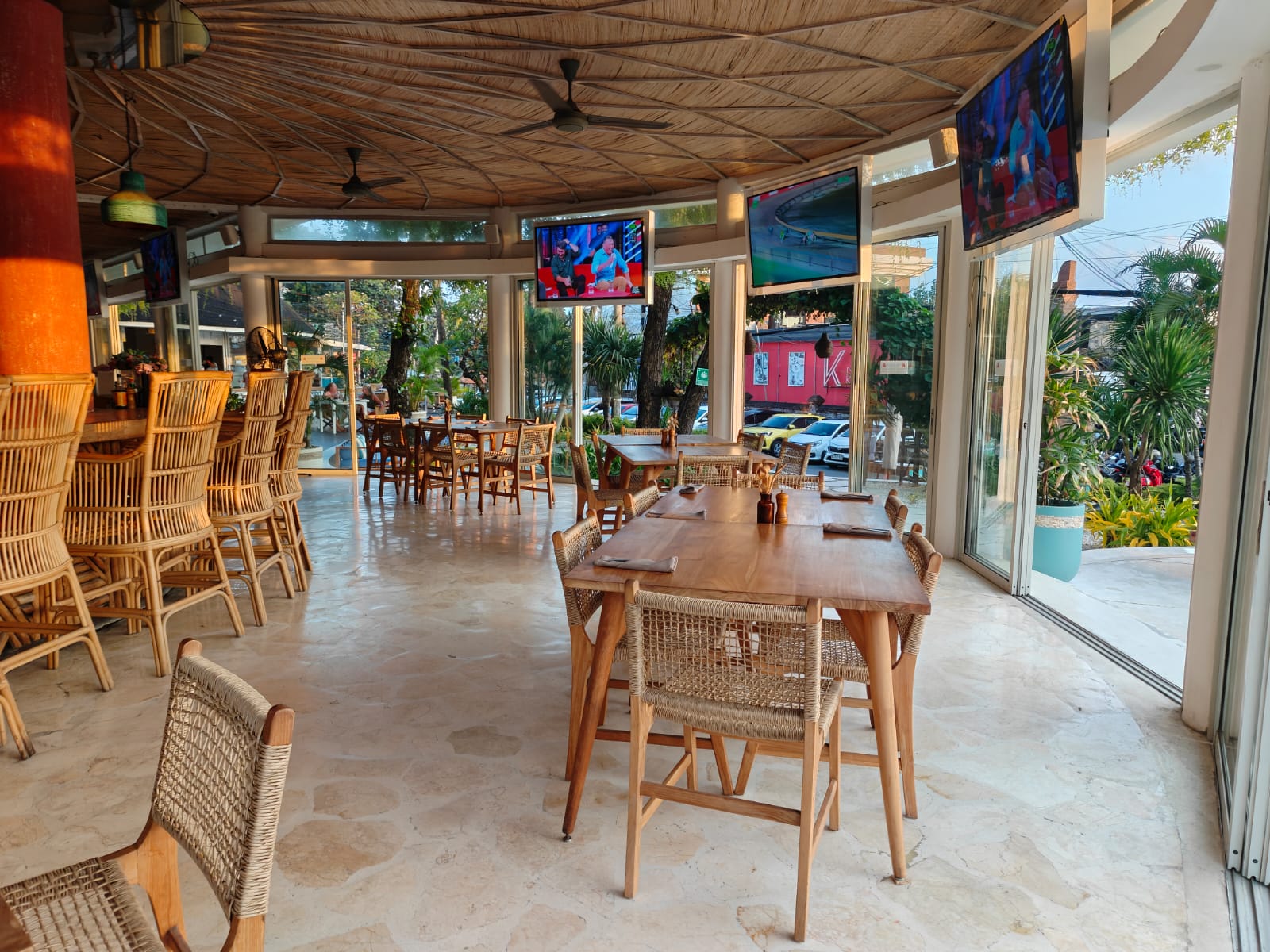 Dining Restaurant & Bar