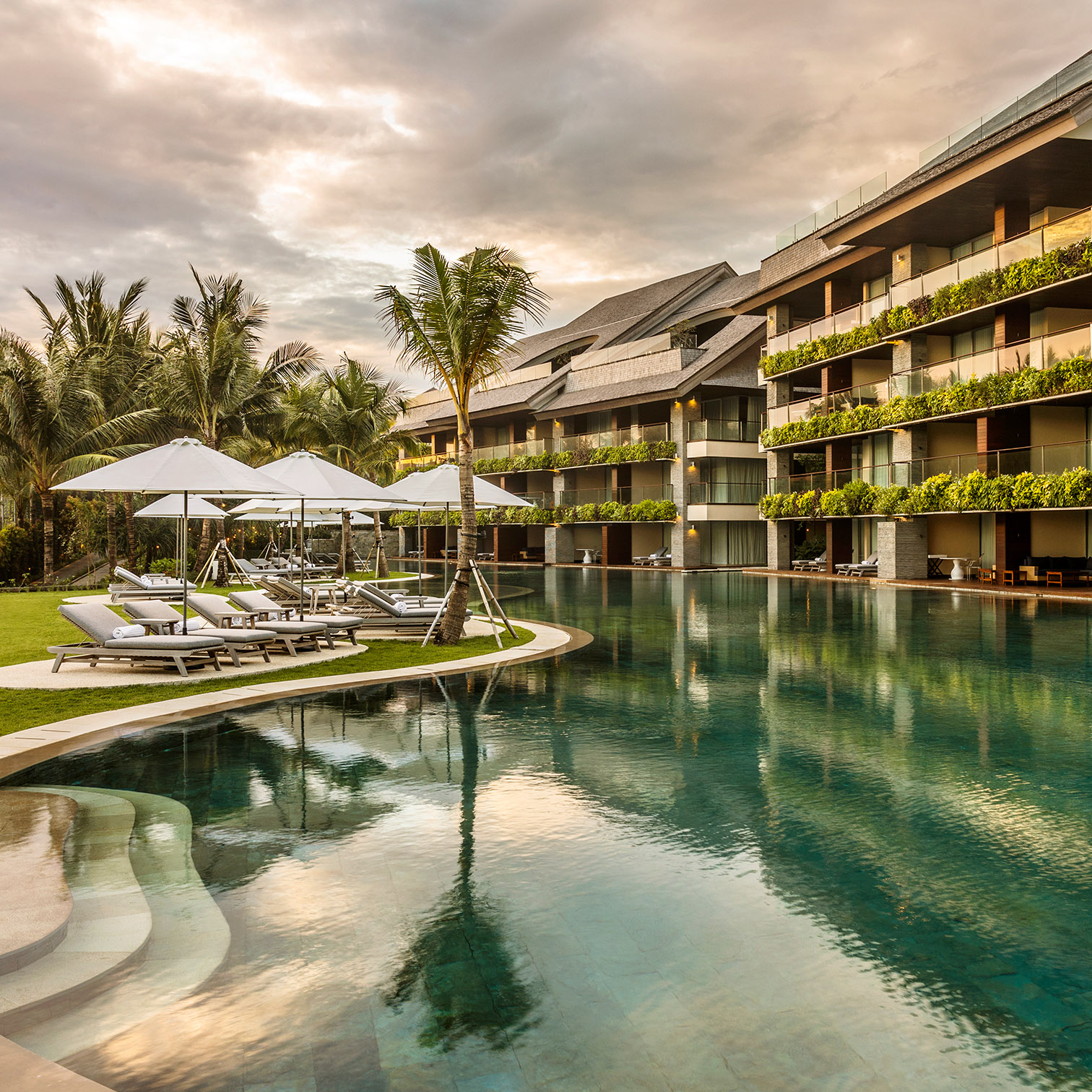 Suasana pool atau pantai siang hari di COMO Beach Club.