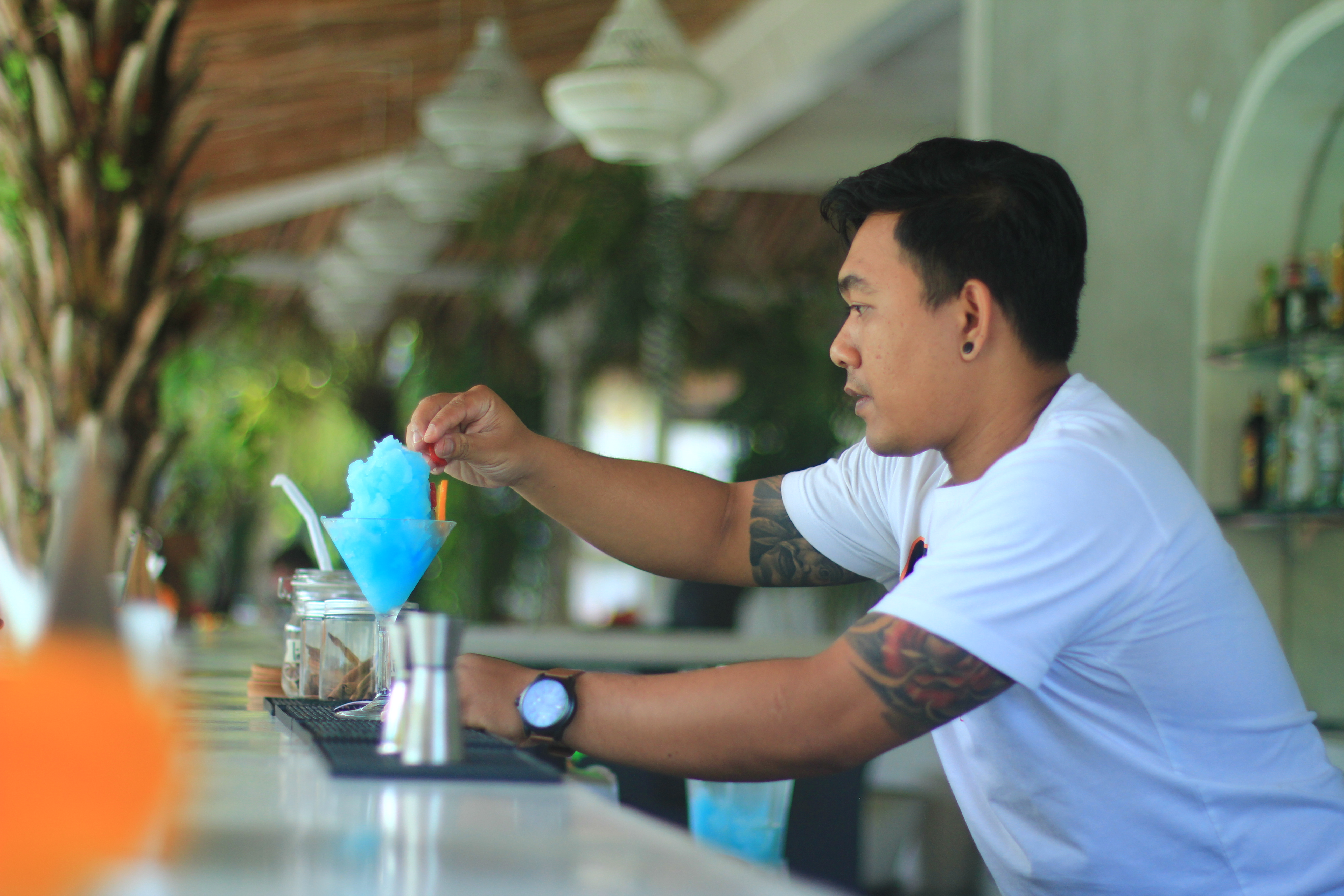 Pembuatan koktail di bar