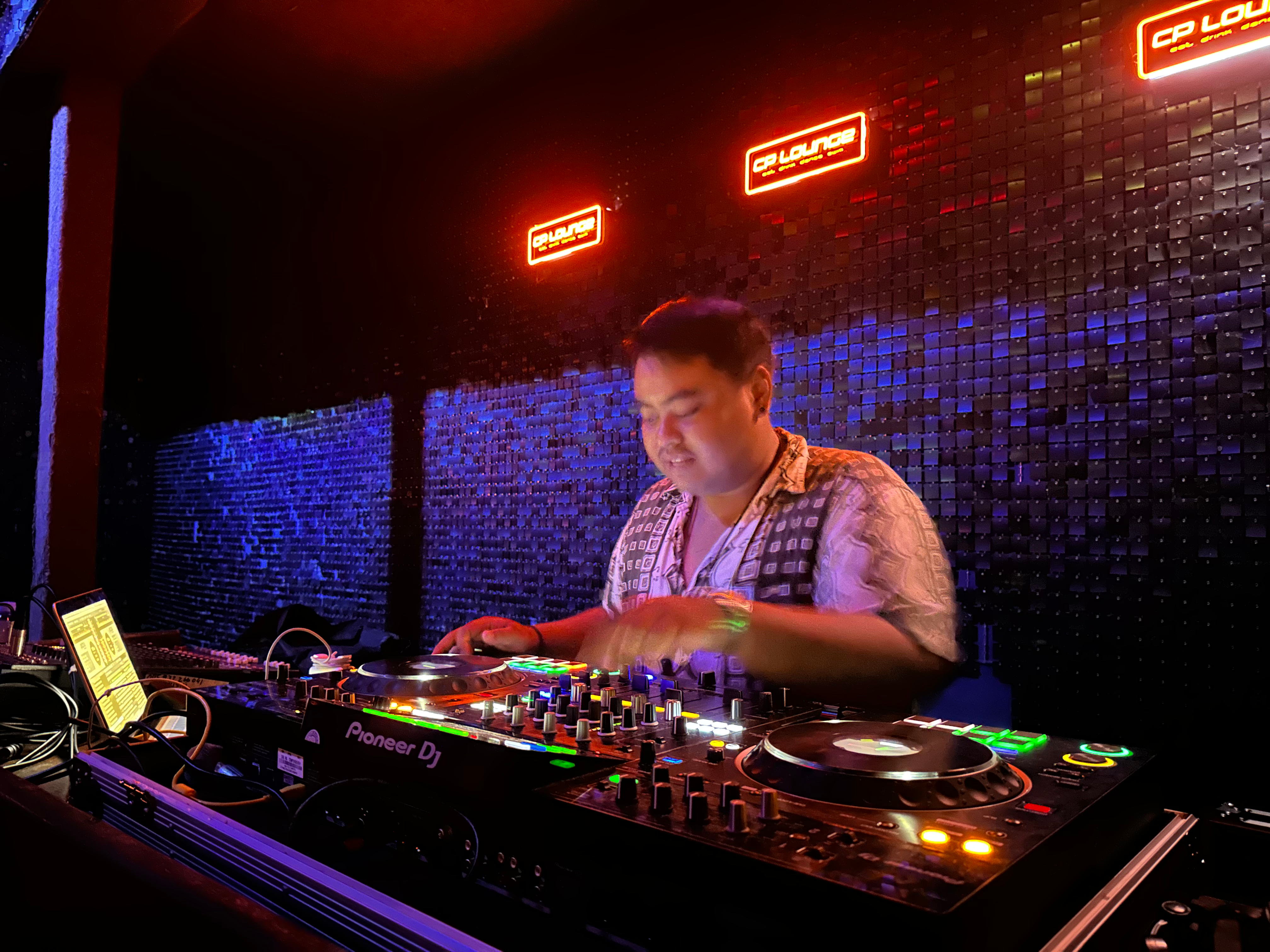 CP Lounge Ubud — Booth DJ pada malam hari