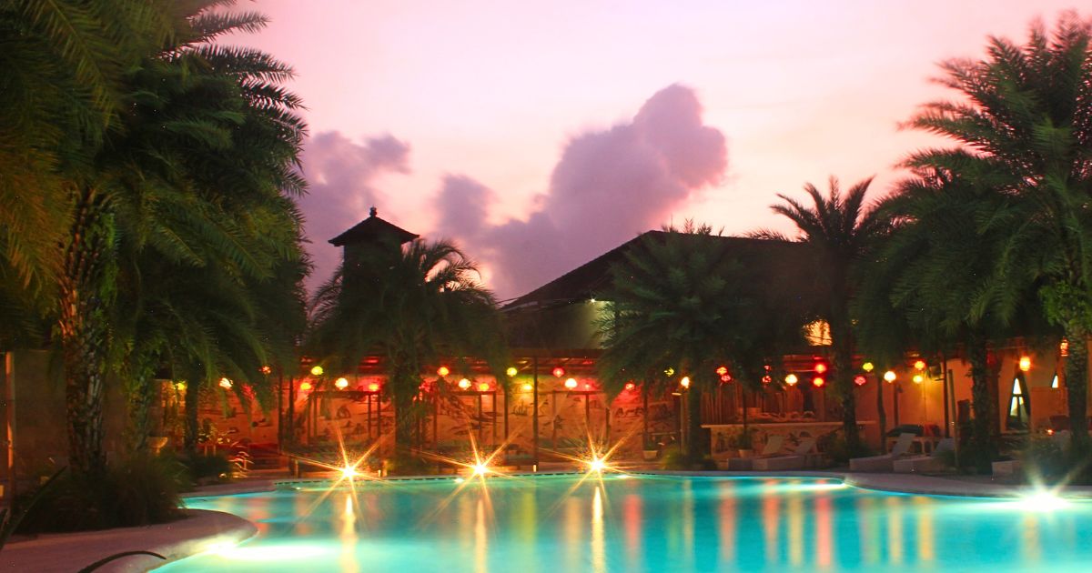 CP Lounge Ubud — Kolam diterangi saat senja