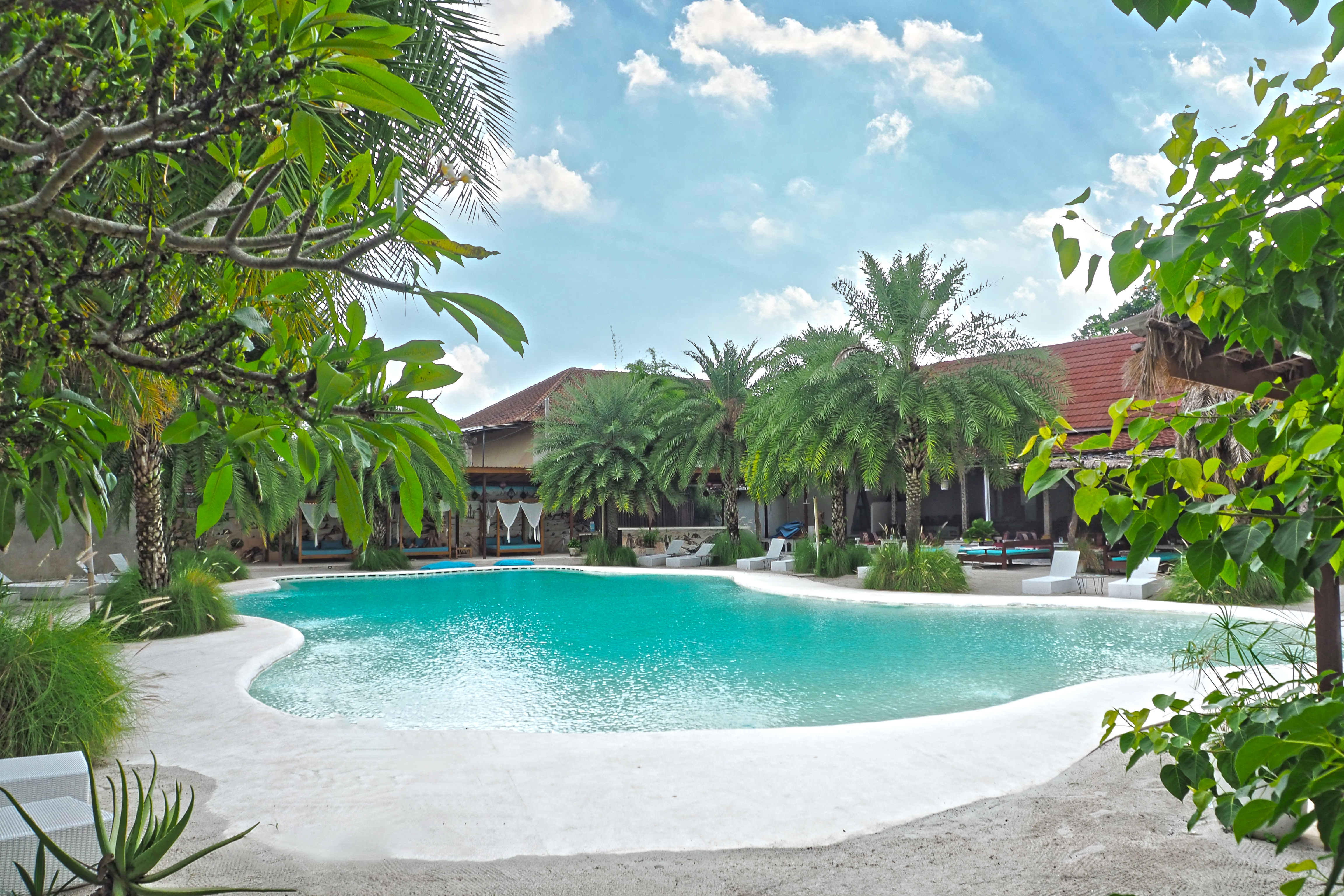 Kolam dibingkai dedaunan