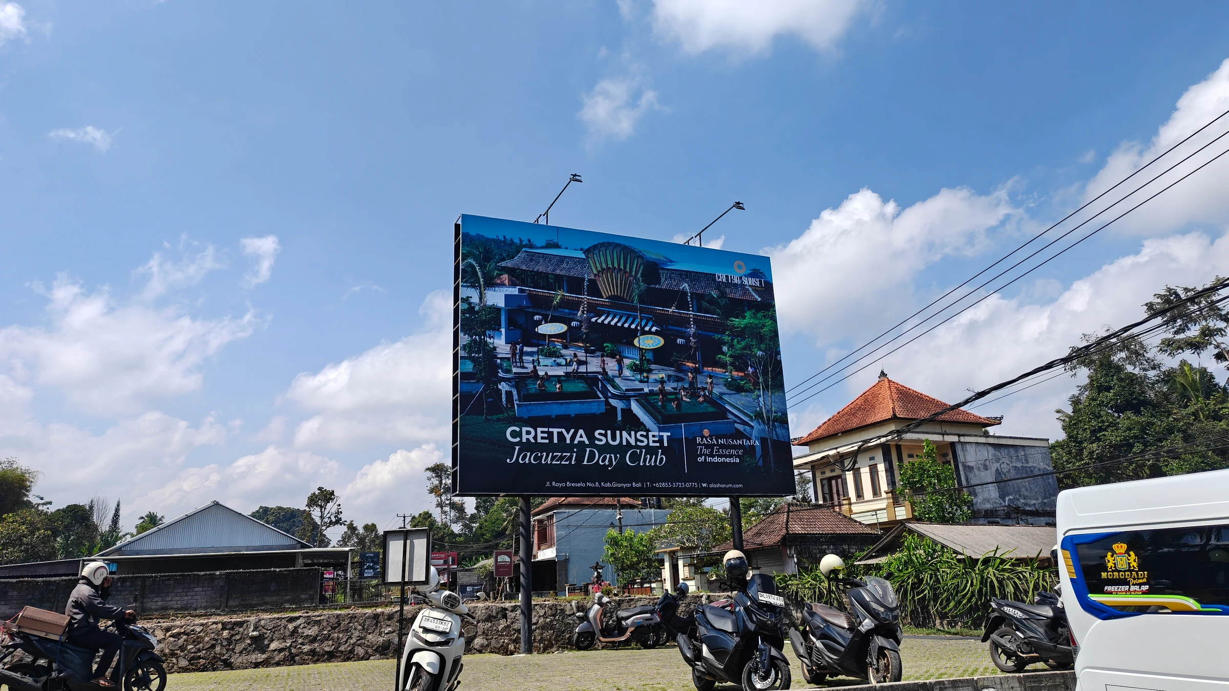 Cretya Sunset — 道路沿いの入口看板