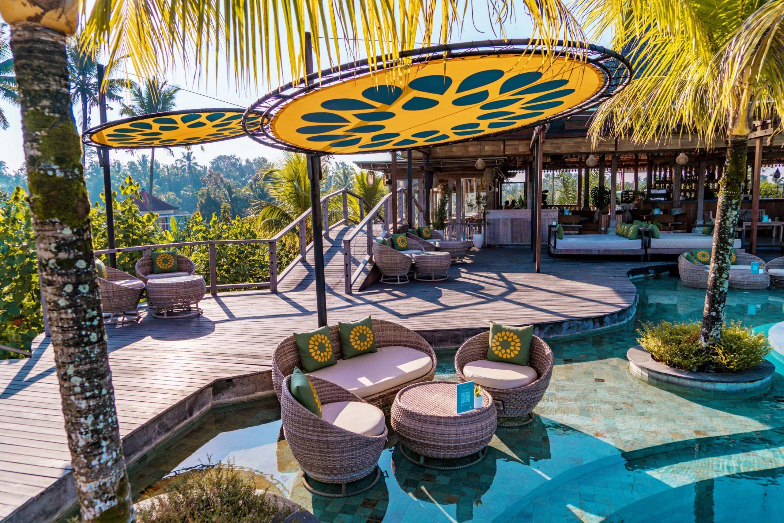 Daybed Dekat Jacuzzi