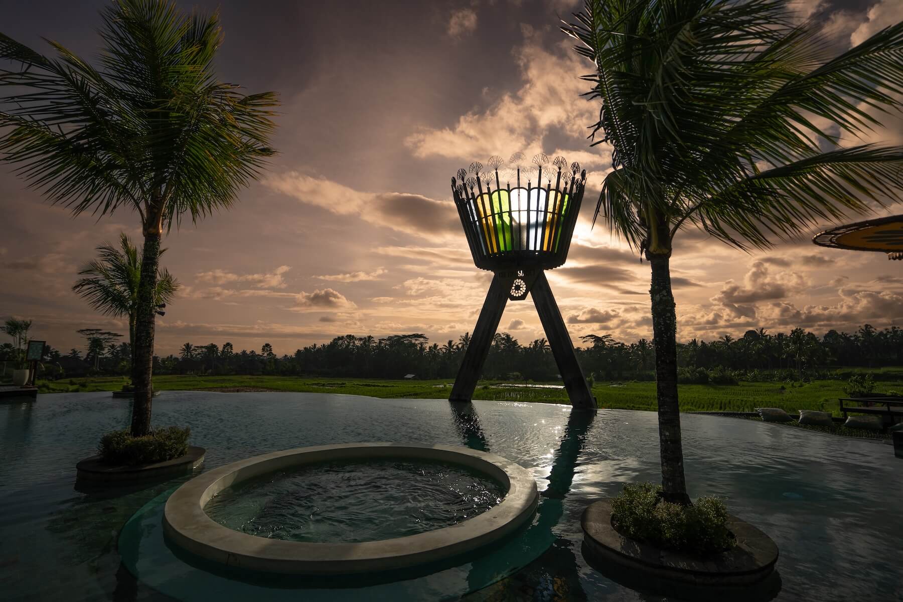 Jacuzzi tower Cretya Sunset saat waktu sunset yang disarankan