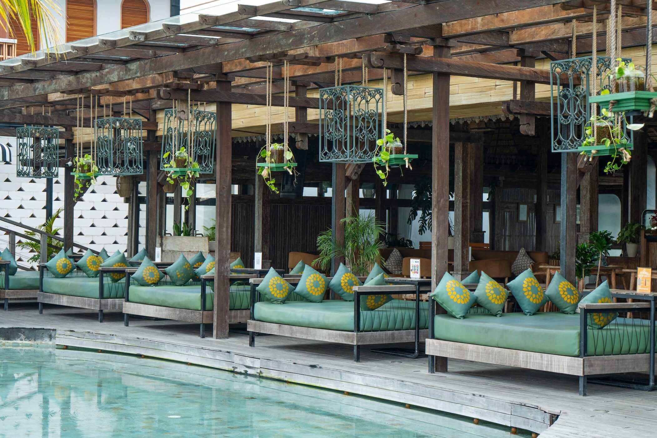 Daybed di Sisi Kolam