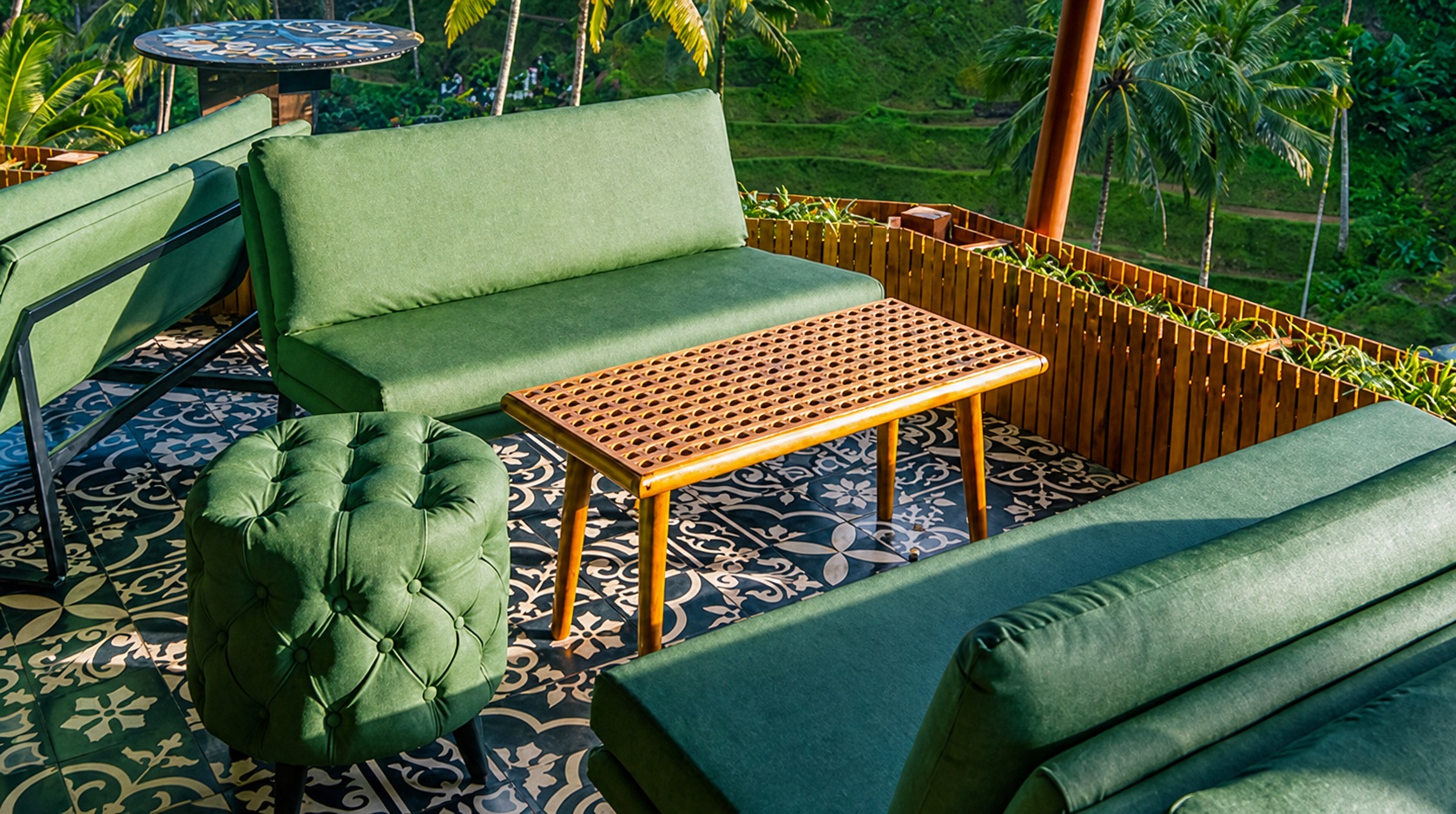 Pool lounge siang hari di Cretya Ubud