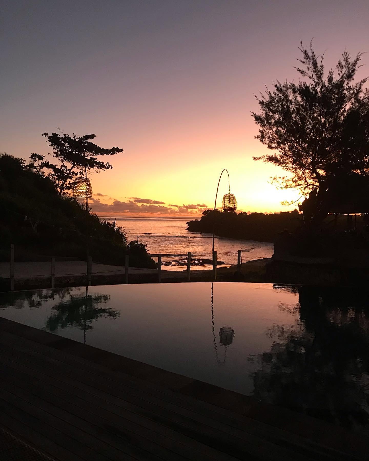 夕暮れのプール