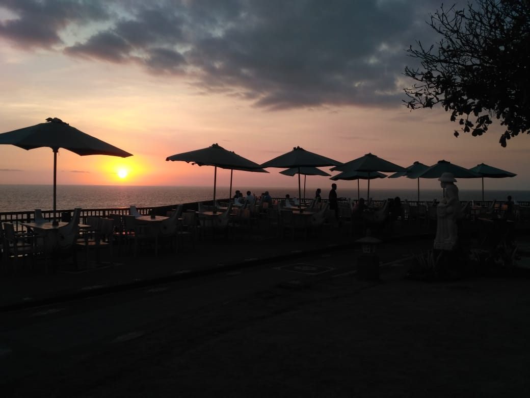 Deck menghadap sunset di Tanah Lot