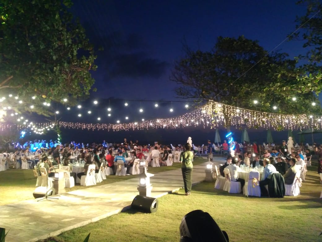 De Jukung Resto & Bar Tanah Lot — 灯りがともる夜の庭園