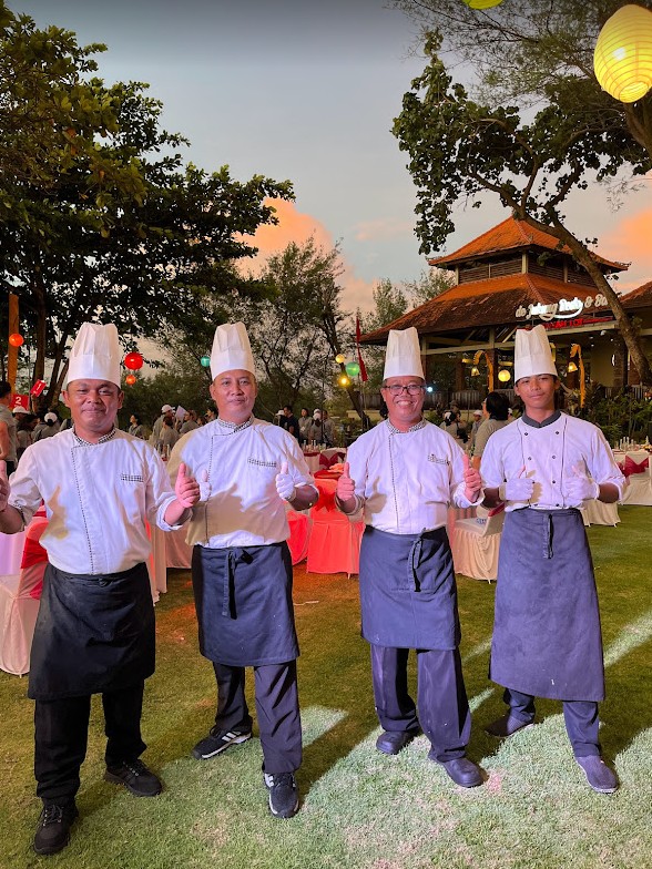 De Jukung Resto & Bar Tanah Lot — 会場入口とスタッフ