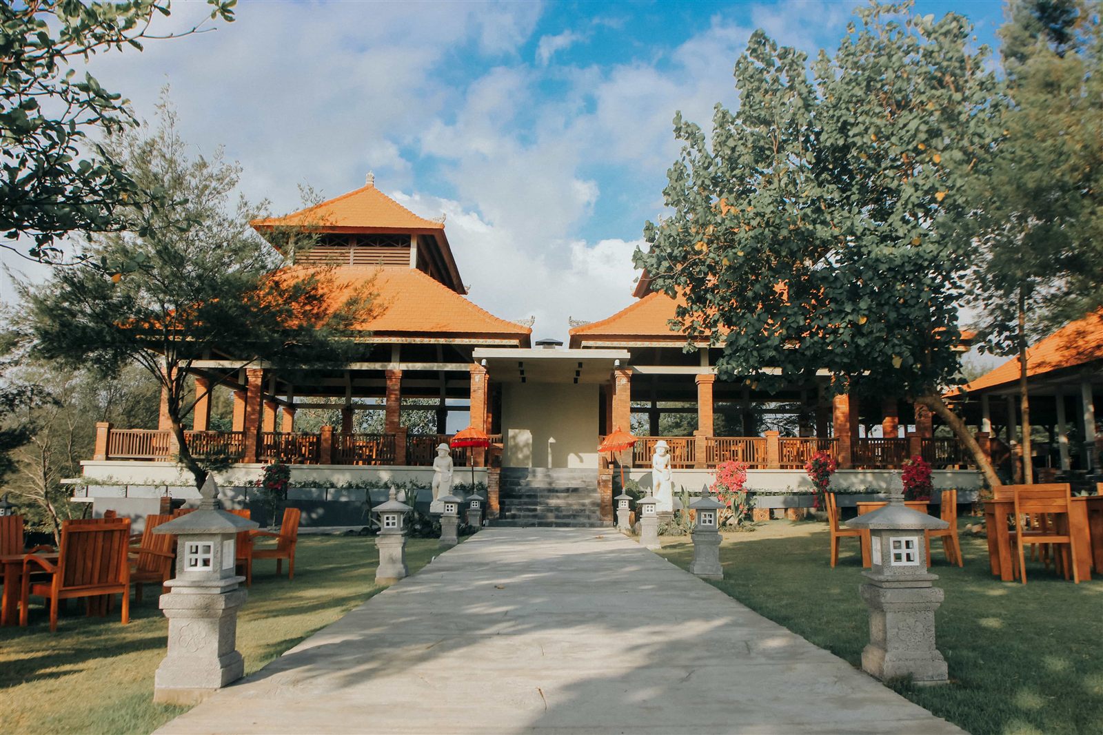 Area restaurant utama di De Jukung Resto & Bar Tanah Lot