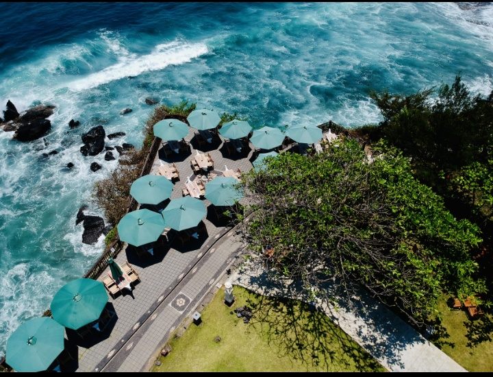 View tebing dan laut sekitar De Jukung di Tanah Lot