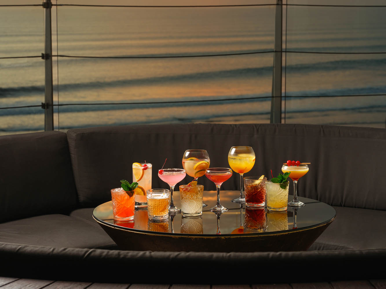 Pilihan koktail berwarna-warni di Double-Six Rooftop Sunset Bar