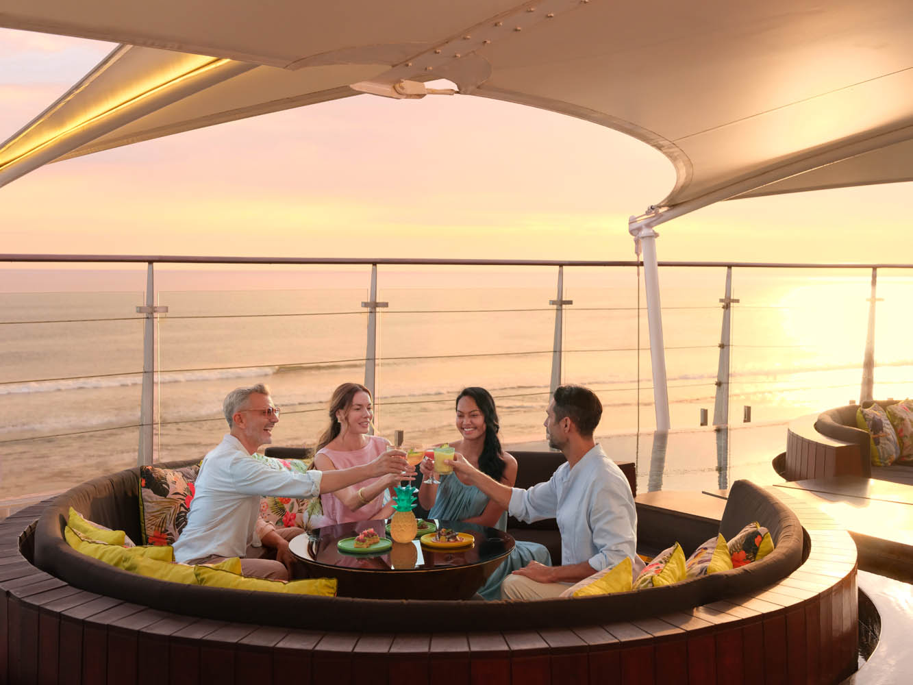 Tamu bersulang dalam suasana rooftop Double-Six Rooftop Sunset Bar
