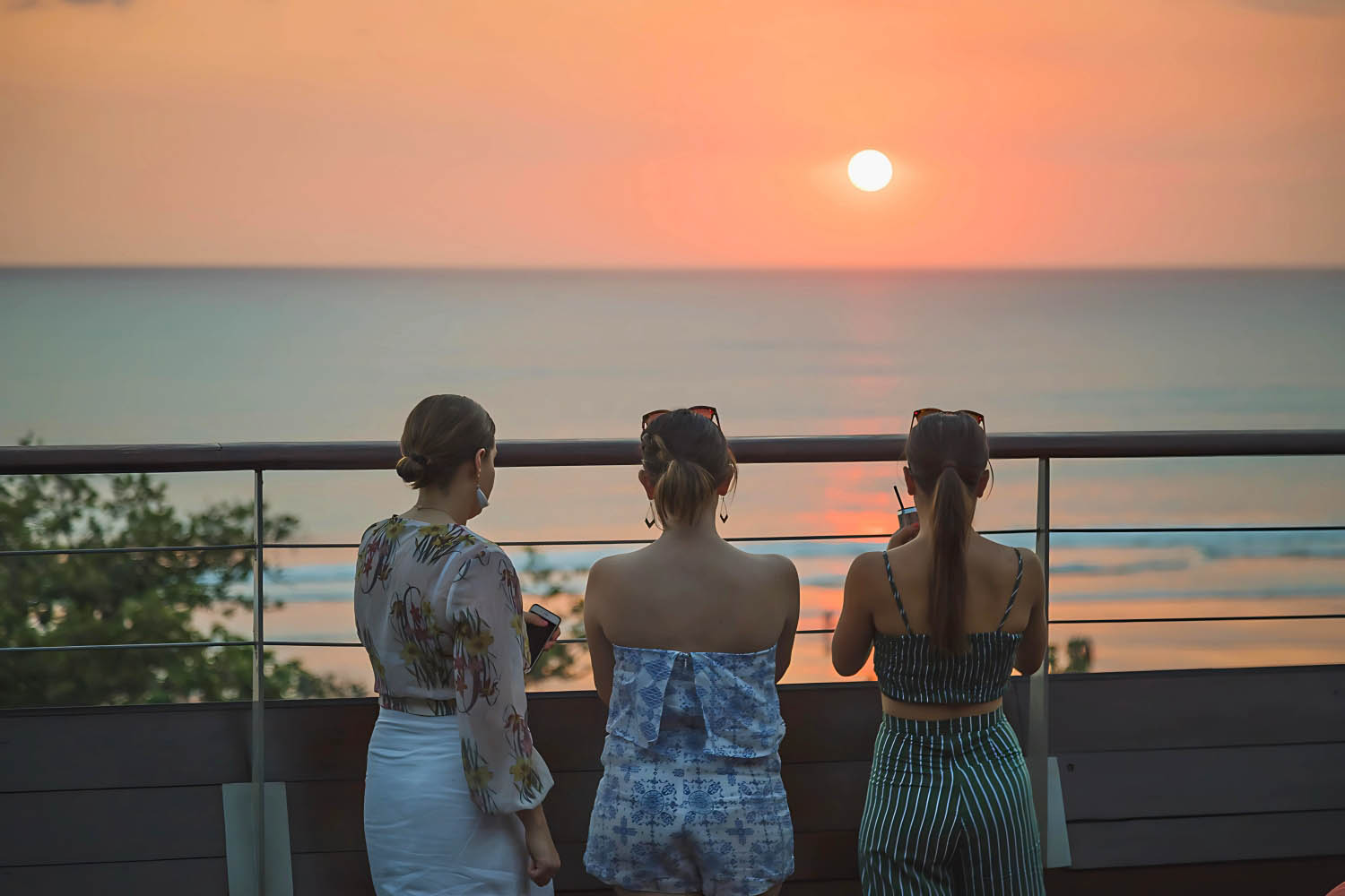Pemandangan sunset di laut dari Double-Six Rooftop Sunset Bar