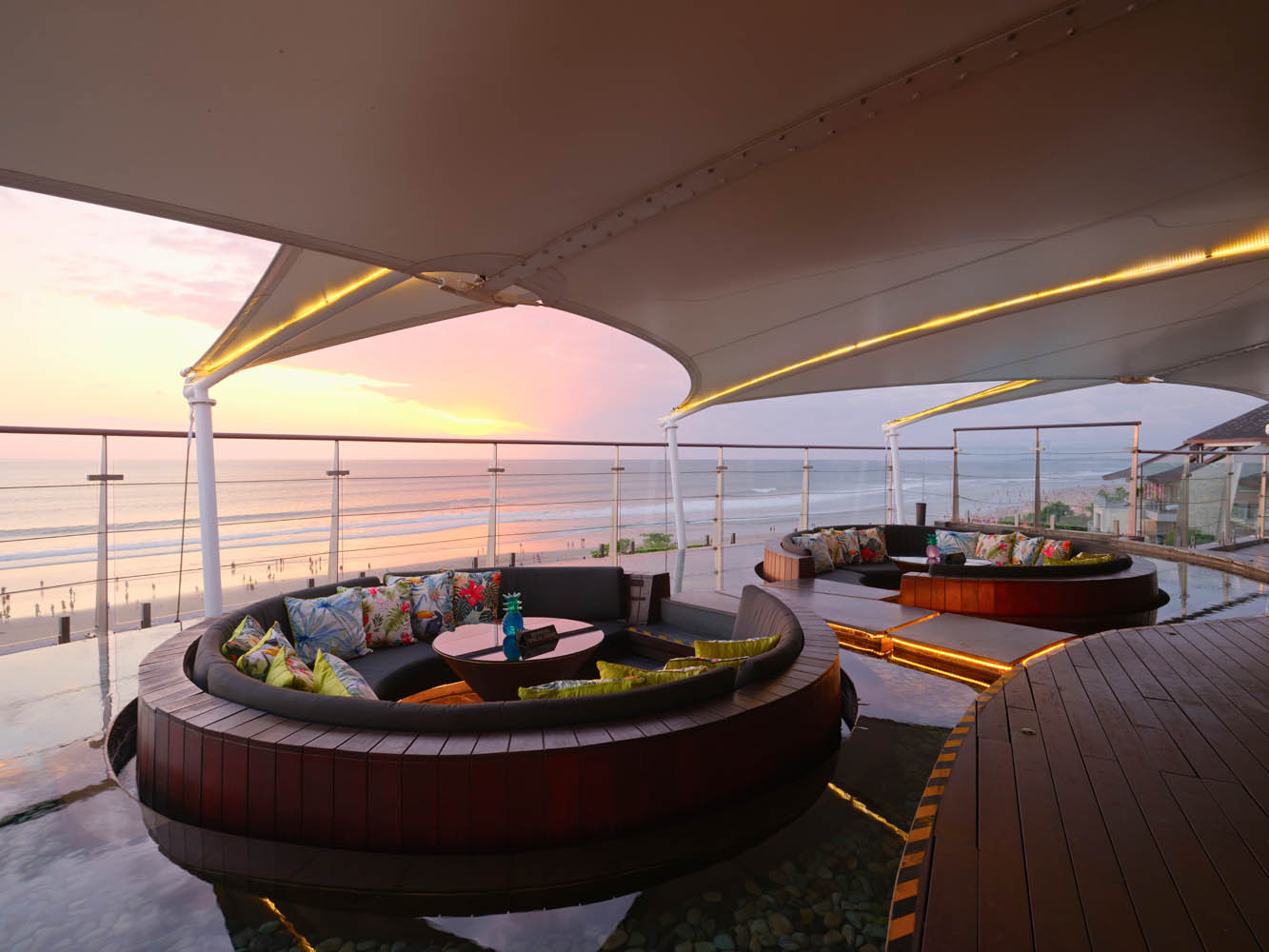 Floating pod berbentuk lingkaran di infinity pond Double-Six Rooftop Sunset Bar