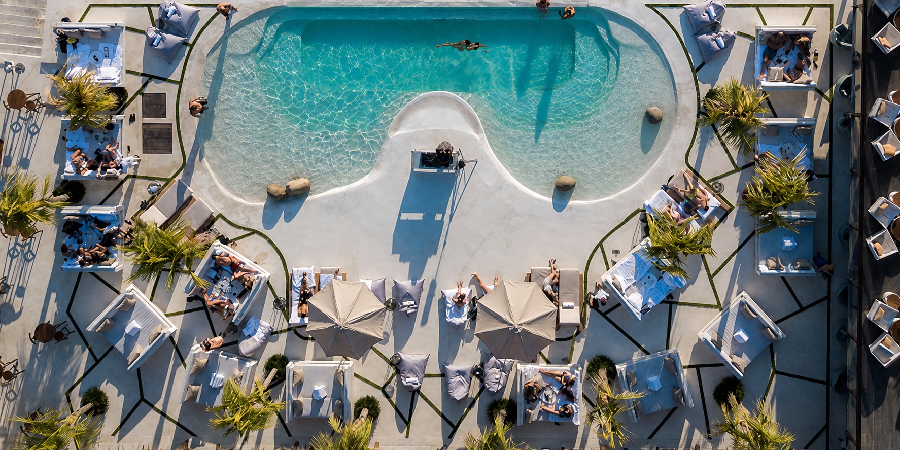 El Kabron Bali — Kolam dan suasana siang