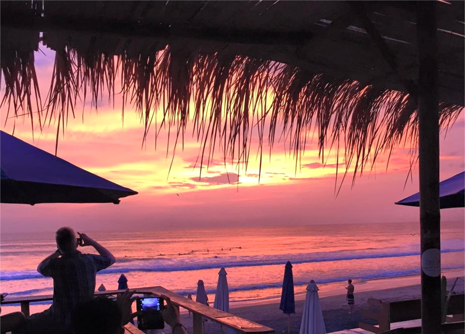 Seat pantai Favela Chic Beach Club saat cahaya sunset