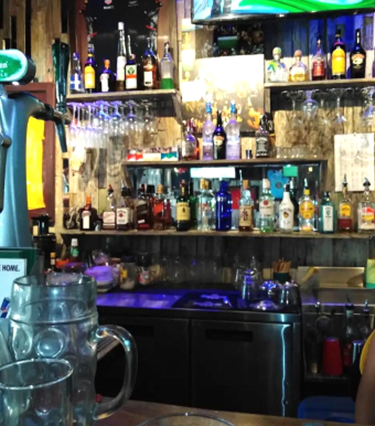 Konter bar kecil di Favela Chic Beach Club