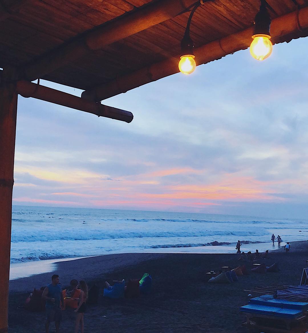 Pemandangan laut dari teras