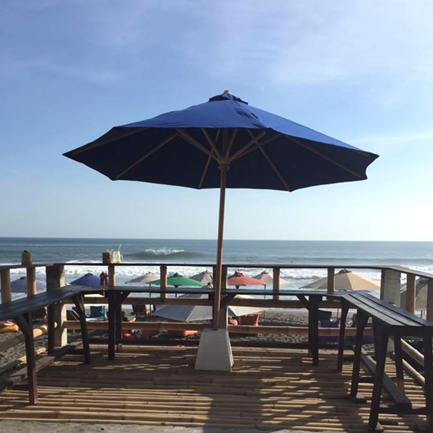 Meja deck Favela Chic Beach Club menghadap Echo Beach