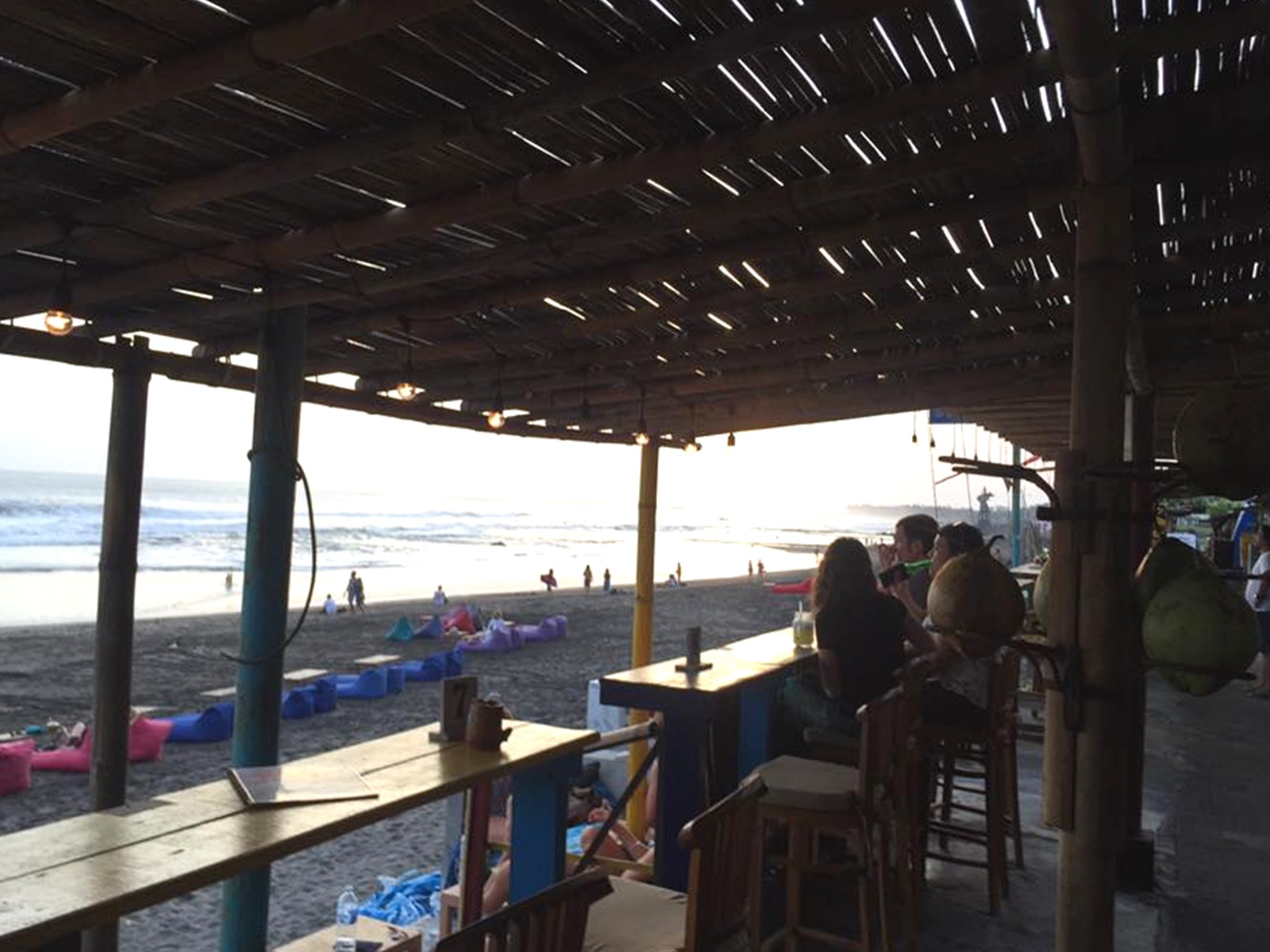 Seat beratap menghadap laut di Favela Chic Beach Club