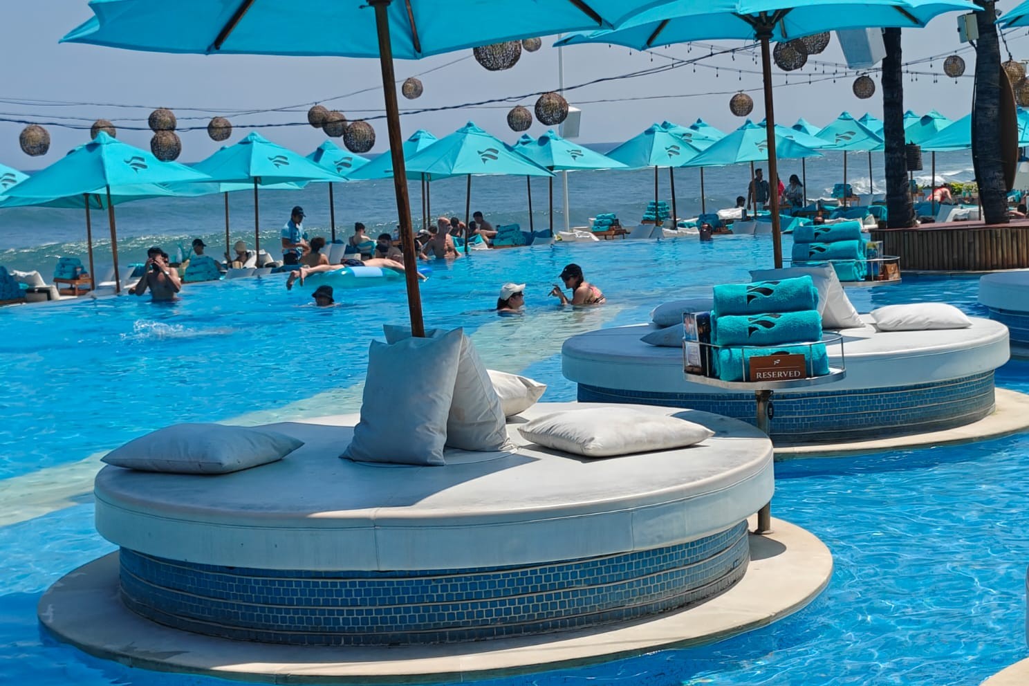 Party Lagoon Island Bed
