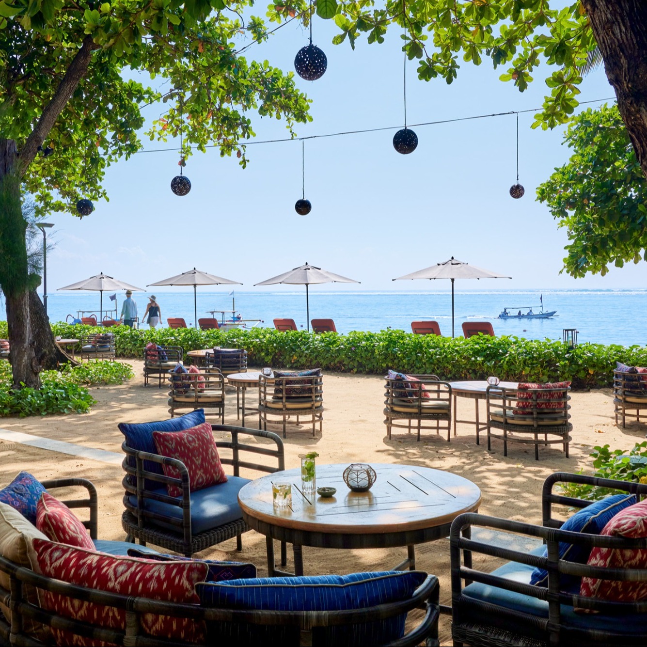 Fisherman’s Club — Area makan luar ruangan menghadap laut