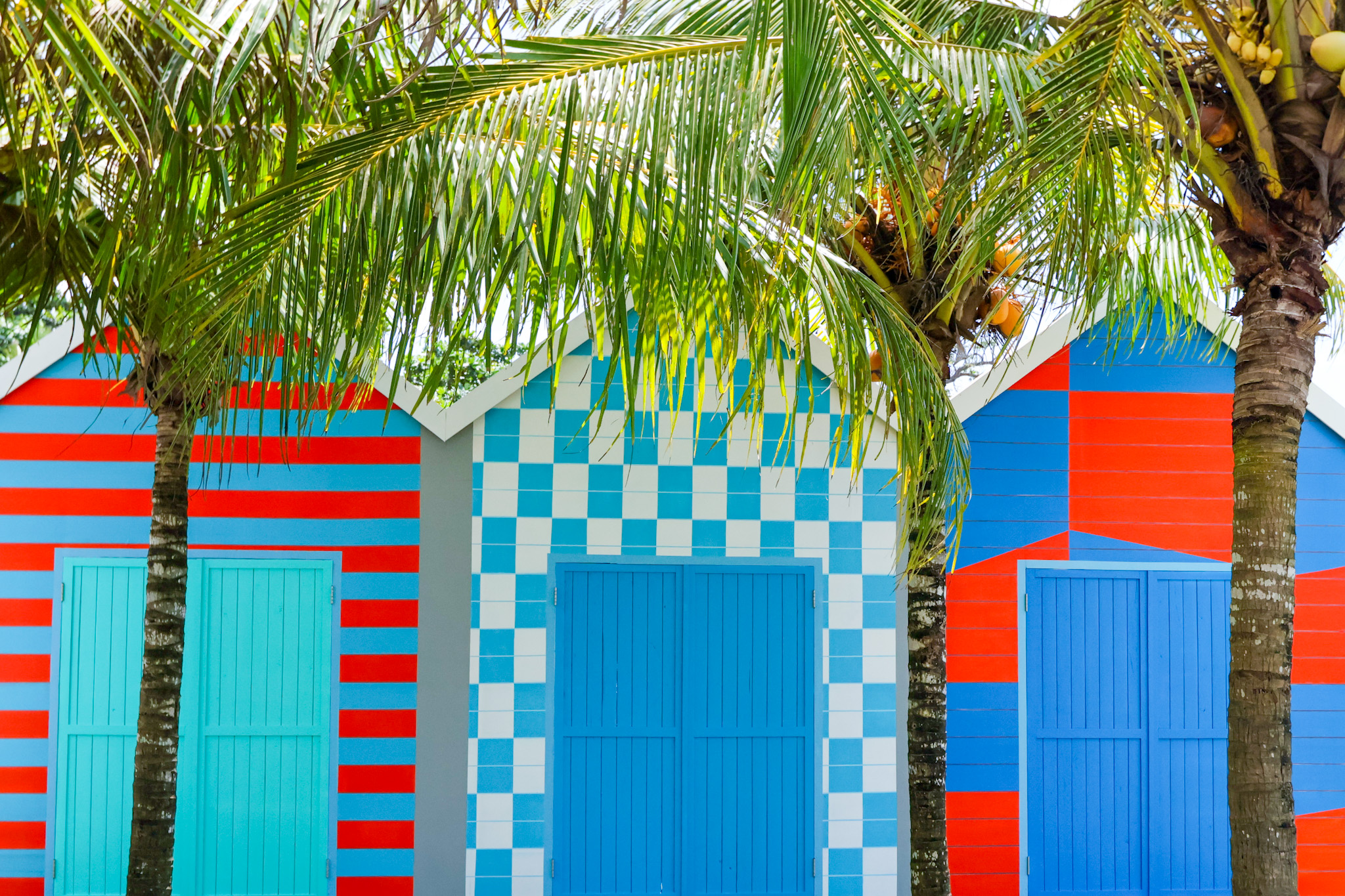 Detail beach house warna-warni di Flamingo Beach Club Bali