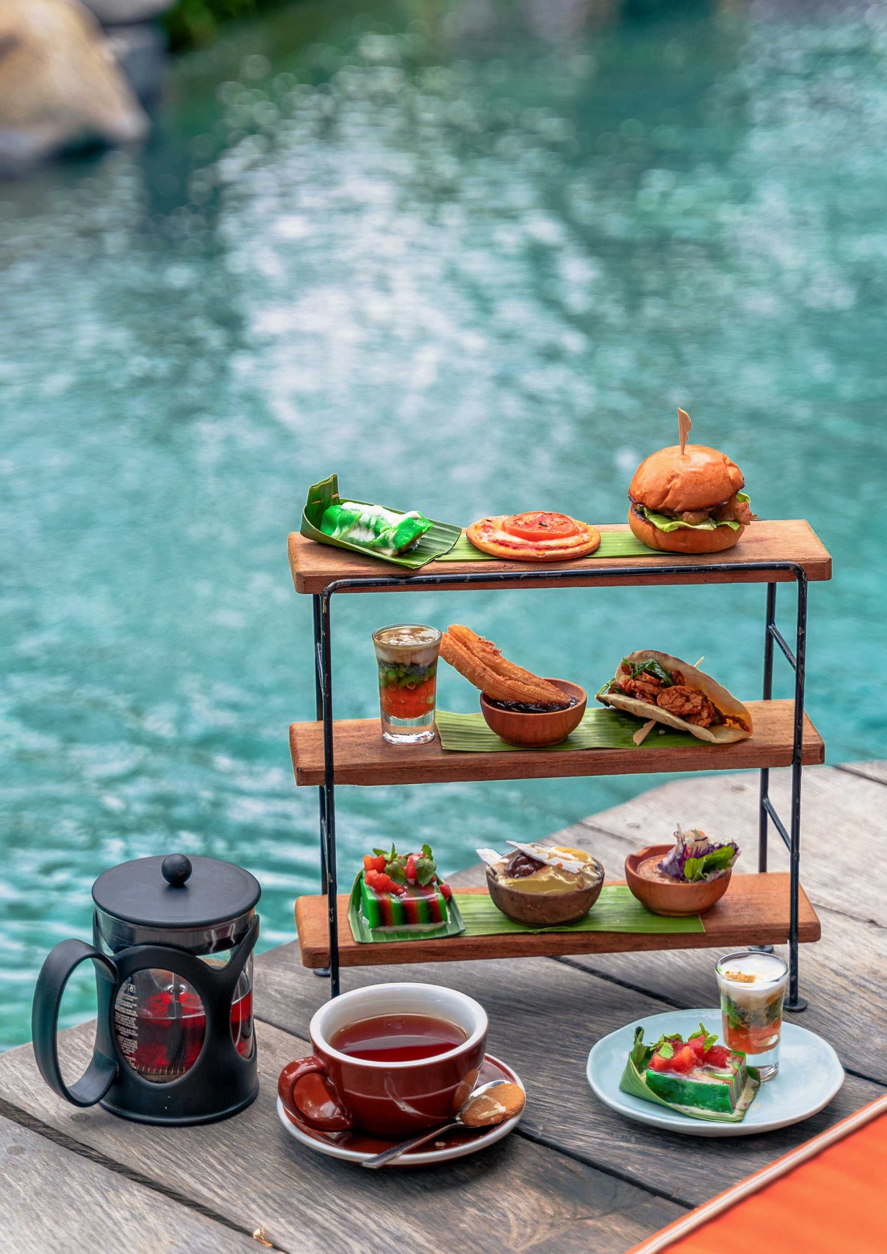 Hidangan Plated di Sisi Pool
