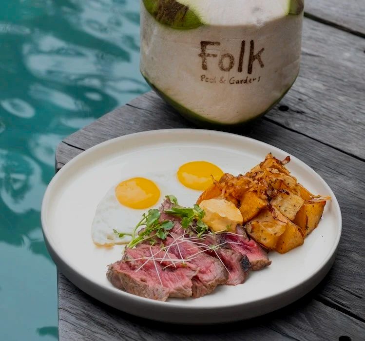 Plate brunch di sisi pool Folk Pool and Gardens