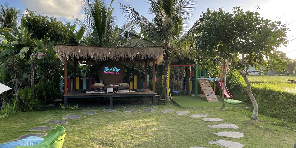 Area beratap di samping halaman rumput