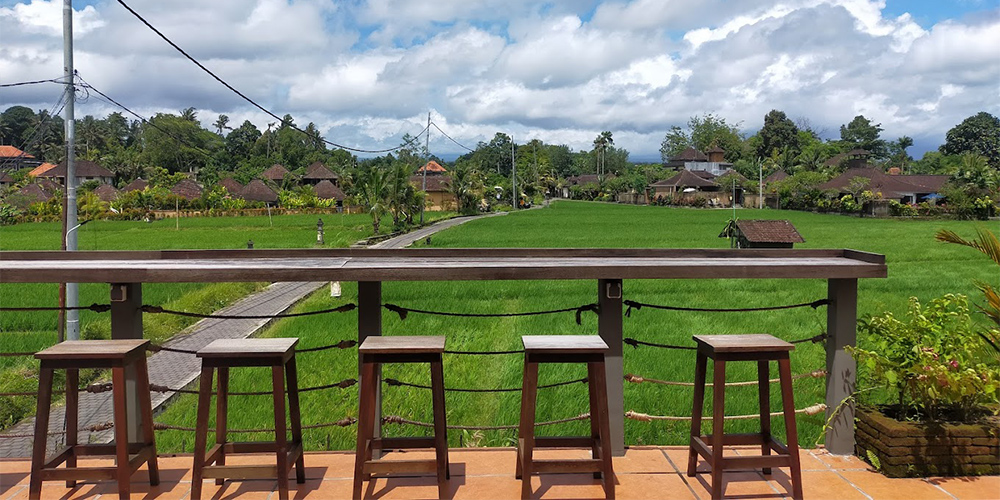 Kursi konter menghadap sawah