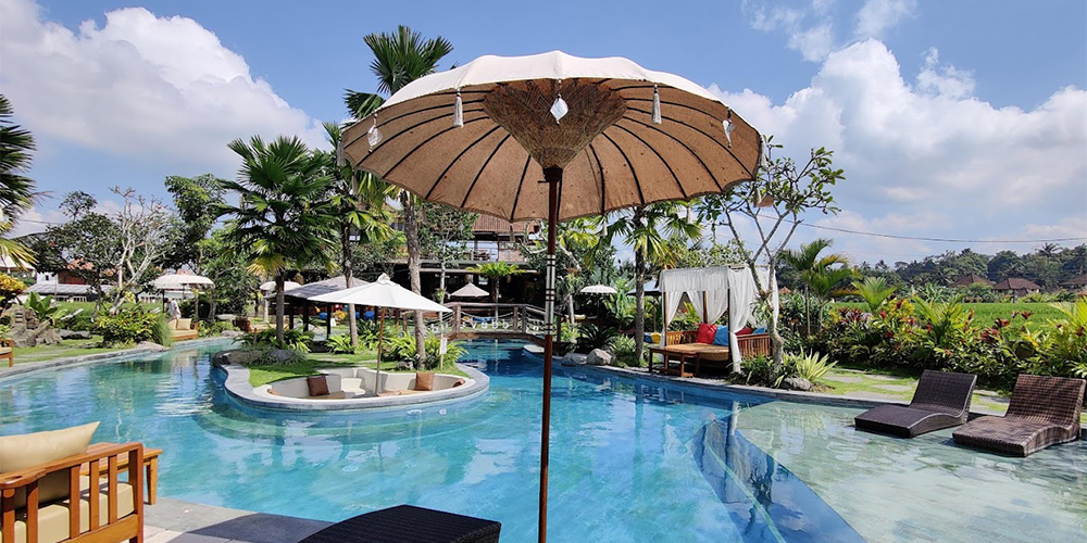 Lounger area pool bar